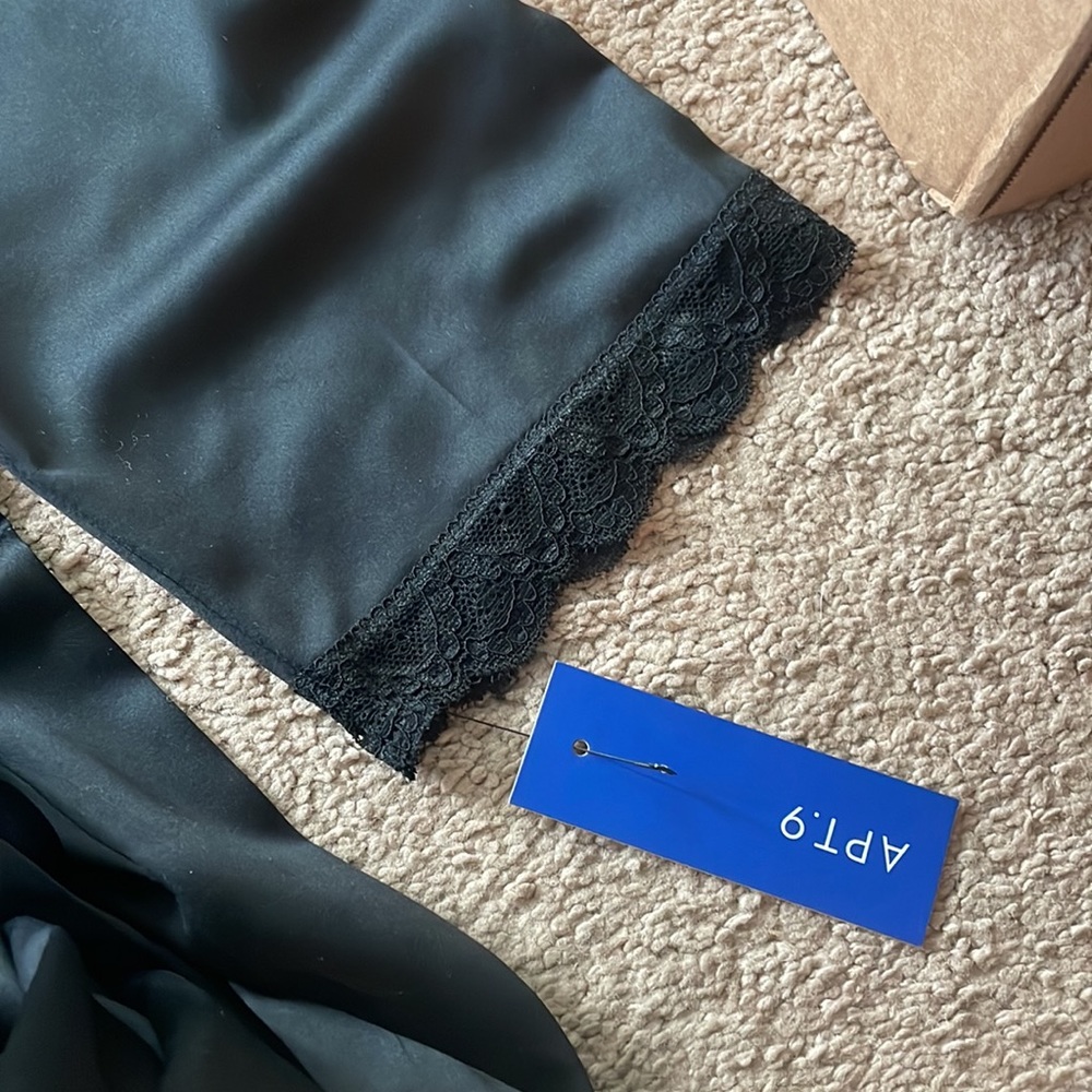 Robe - Picture 6 of 10